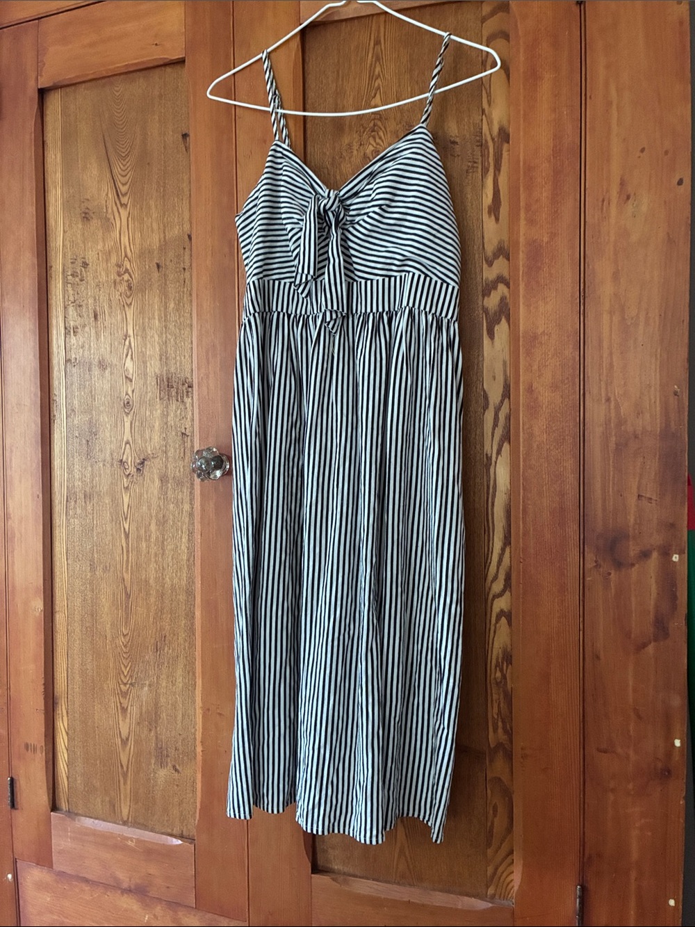 10/25$ 🧁 Striped Black and White Tie-Front Maxi Dress